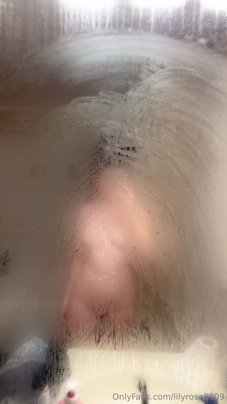 Izzyynicolee naked model image