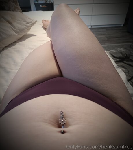 Henksumfree sex model image