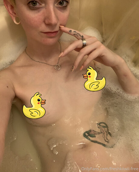 Freshkiiwii Free model free picture