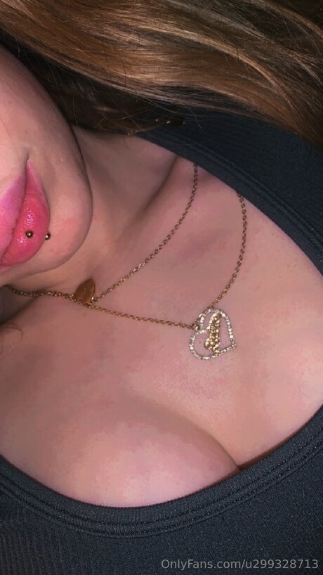 U299328713 erotic actress pic