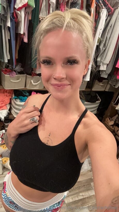 Cjhotwifefree pornstar xxx photo