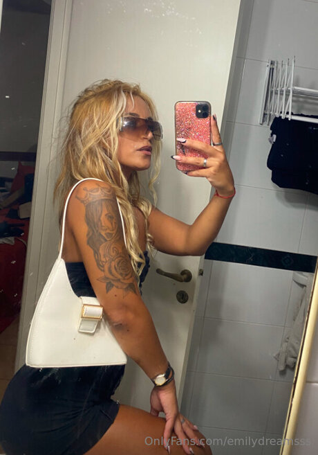 Emilydreamsss naked model photos