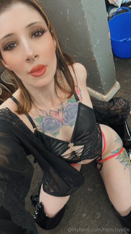 Frenchyy0o sex model image