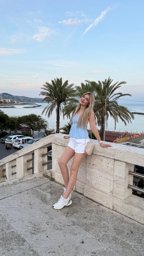 Liaju Dm model beautiful picture