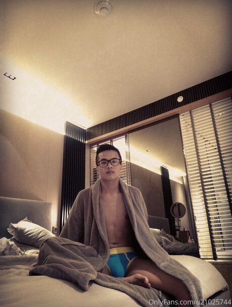 U21025744 xxx model pic