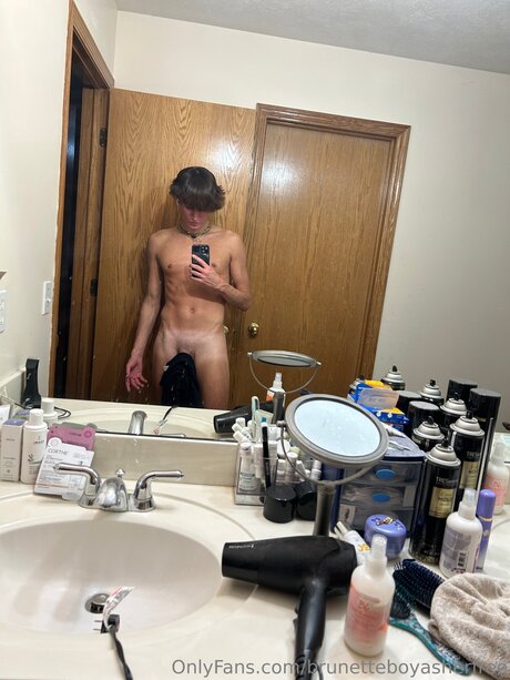 Brunetteboyasherfree nude star img