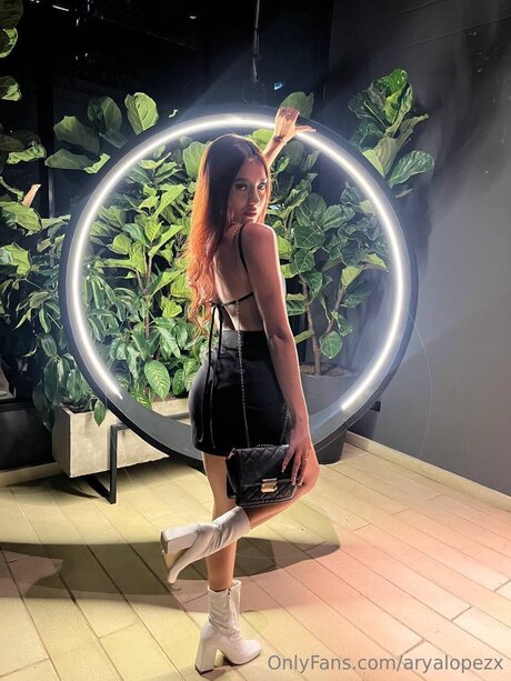 Aryalopezx nude pornstar photo