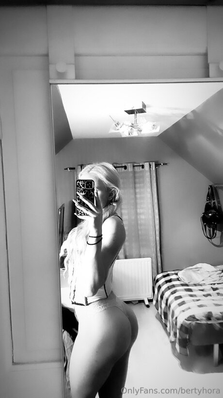 Bertyhora pornstar erotic images