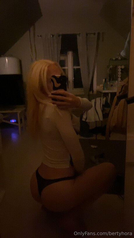 Bertyhora nude star images