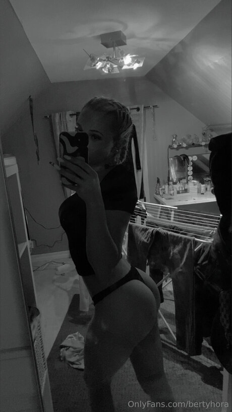 Bertyhora naked model picture