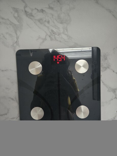 Seductively Annie pretty actress img