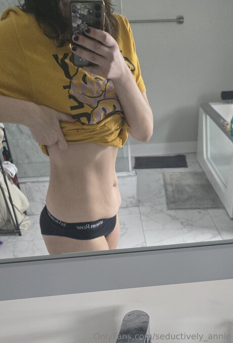 Seductively Annie naked pornstar image