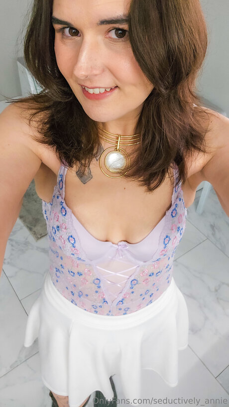 Seductively Annie nude actress picture