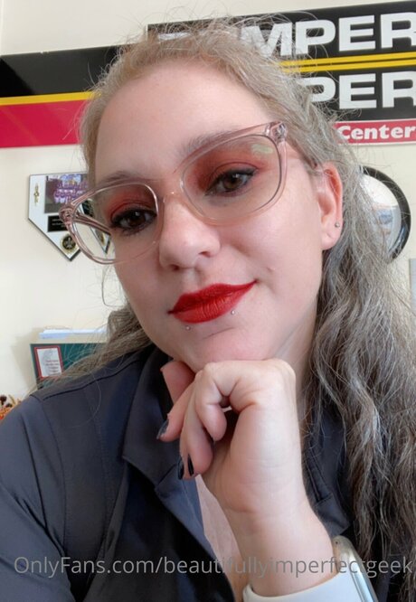 Beautifullyimperfectgeek model top pic