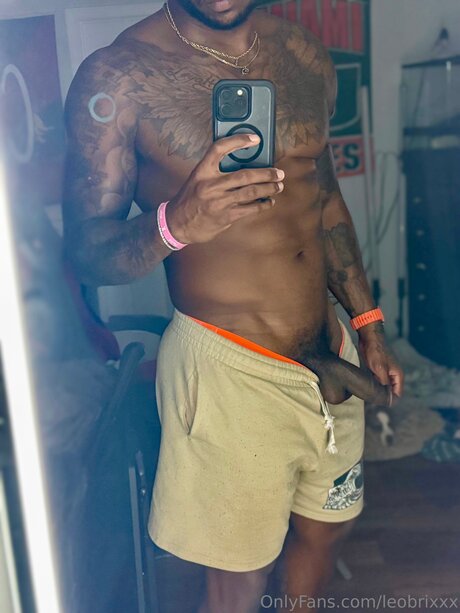 Leobrixxx erotic model photo