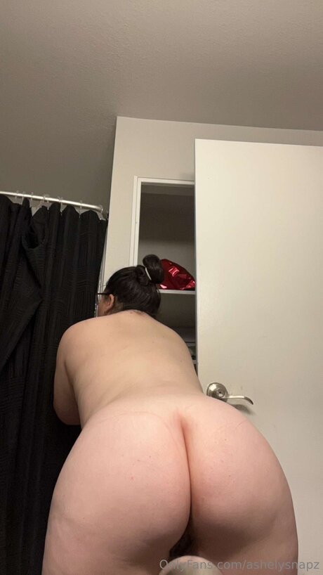Ashsnapz pornstar erotic photos