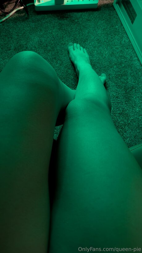 Queen Pie nude actress pic