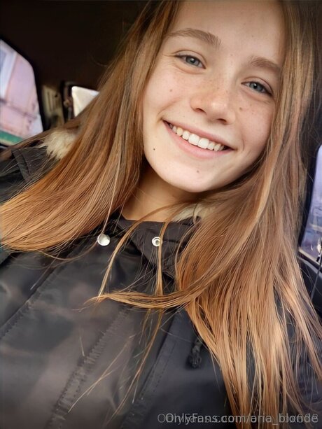 Aria Blonde adult model img