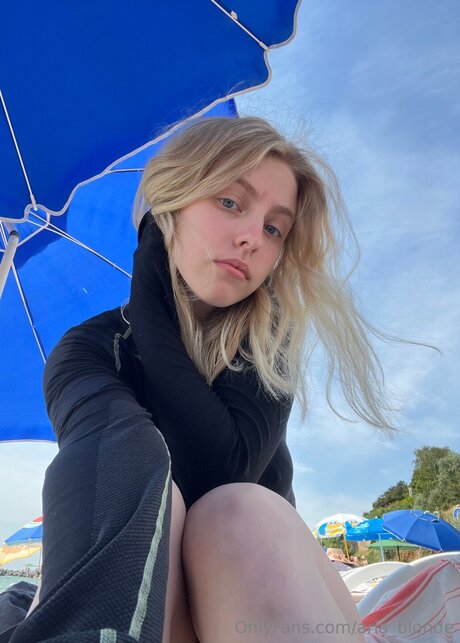 Aria Blonde star adult images