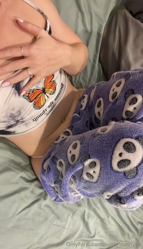 Naughtybunnyyx model sexy image