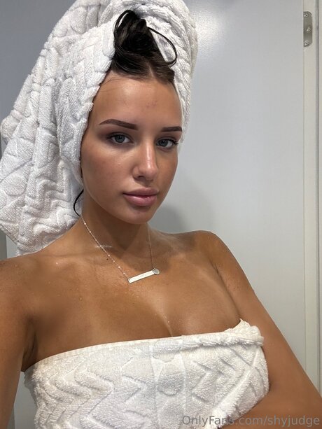 Shyjudge star high quality photo