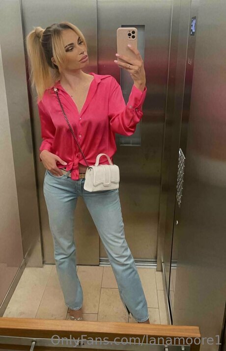 Lanamoore1 art model gallery