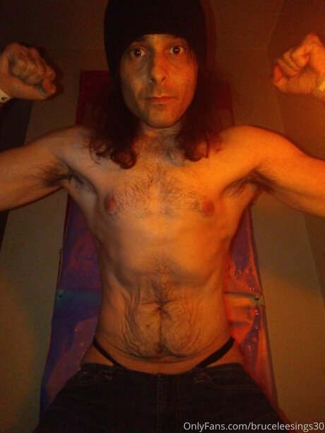 Bruceleesings30 Quick photo