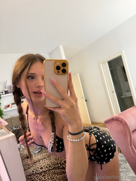 Gajabertolin star nude images