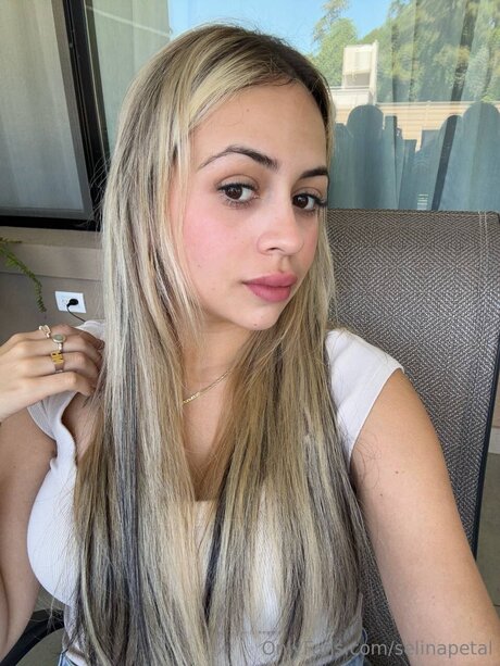 Selinapetal perfect model gallery