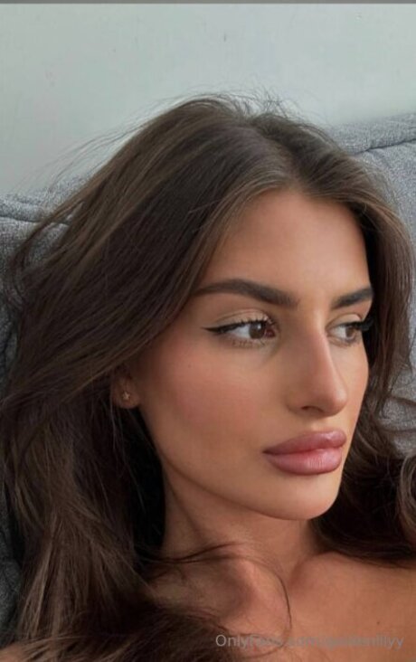 Goldenlilyy top star pic