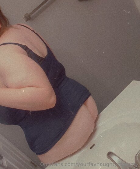 Yourfavnaughtymommy art star picture