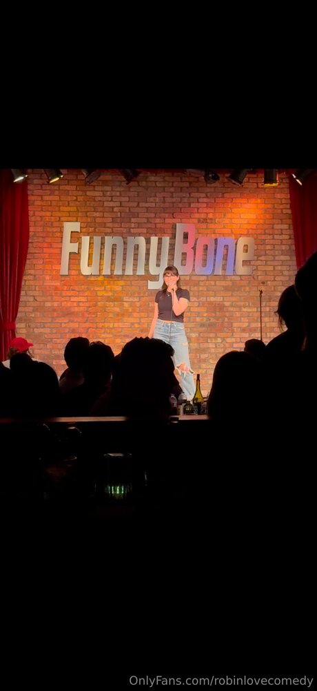 Robinlovecomedy model pic