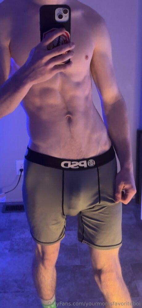 Yourmomsfavoriteboi model erotic img