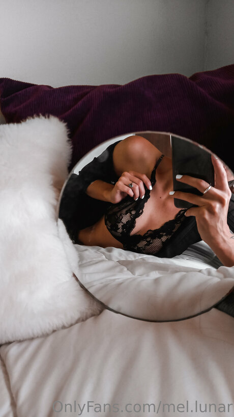 Melunar model adult pics