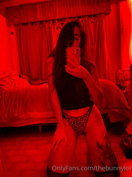 Sexybunnylola nude model image