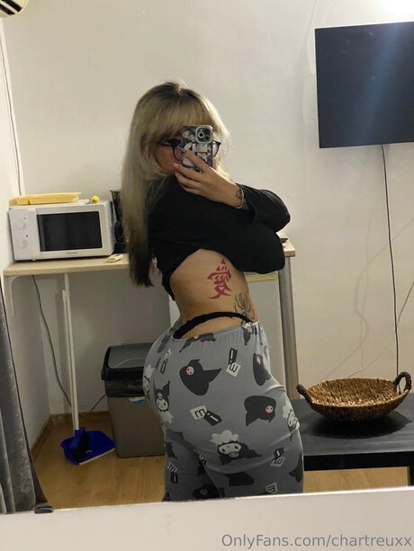 Chartreuxx nude model image