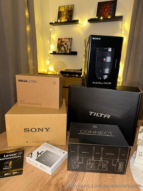 Lovehershoess model art pictures