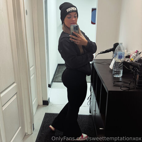 Sweettemptationxox star naked photo