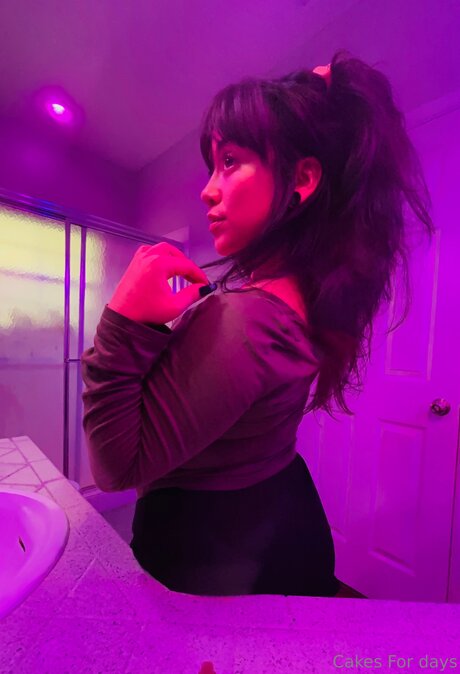 Velvet Cakes porn model photo