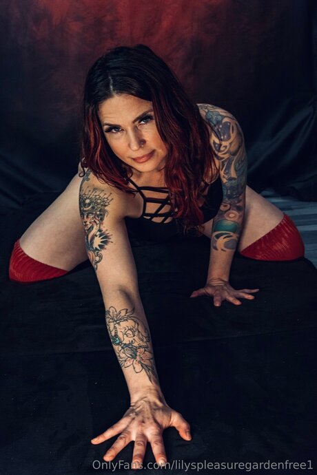 Lilyspleasuregardenfree1 hot pornstar img