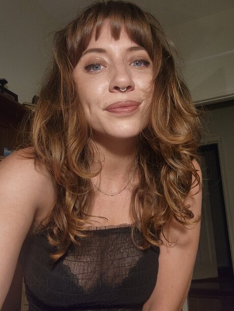 Helloeloise naked model pic