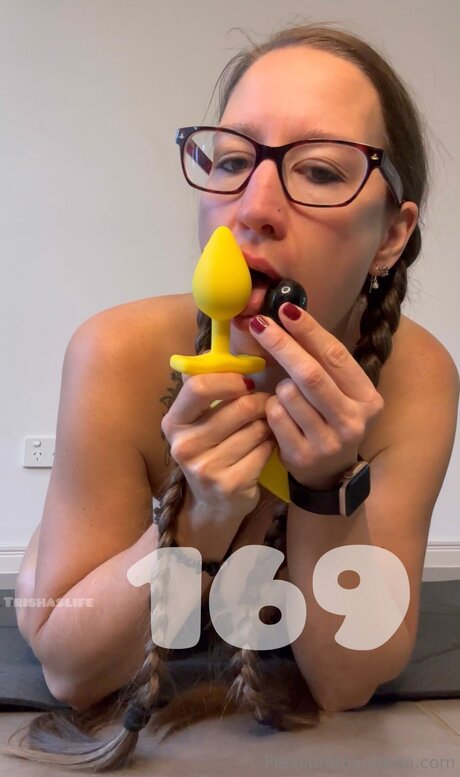 Pleasuretoyqueenstore model pornographic images