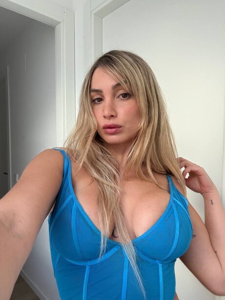 Itssschloeee exclusive model photos