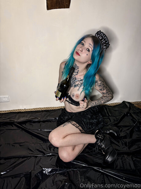 Coyemoo pornstar naked image