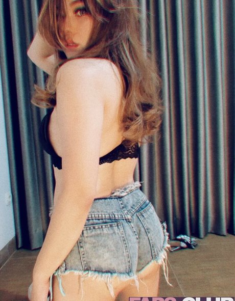 Flo The Bunny star naked photo