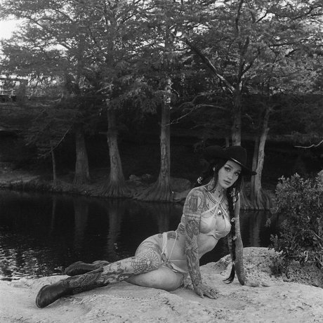 Emma Vauxdevil beautiful star img