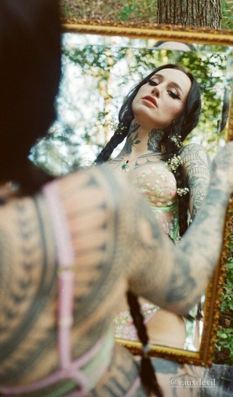 Emma Vauxdevil sexy model img