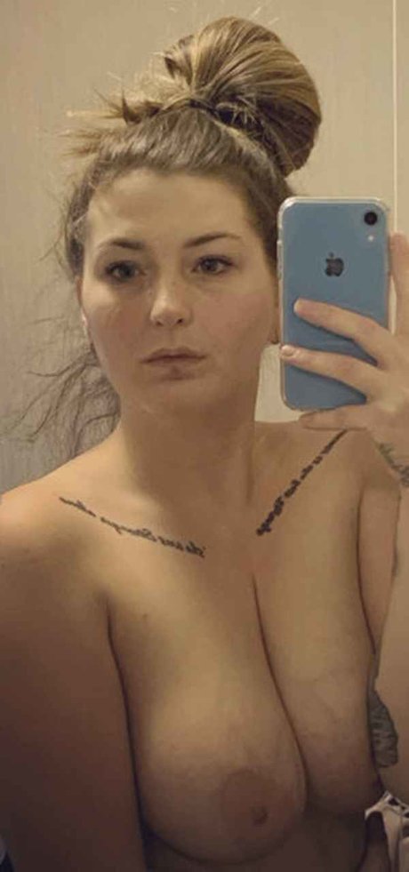 SlapperLaughs porn model photo