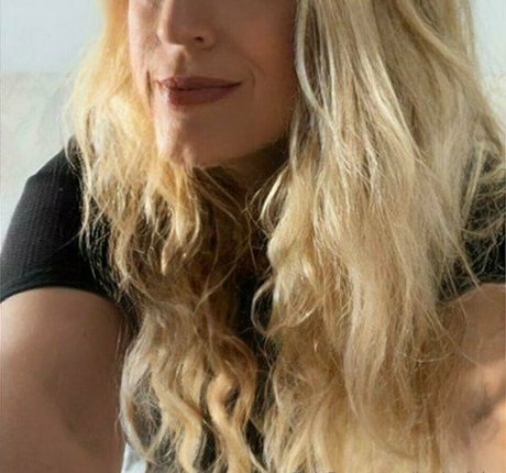 louisefabs erotic model image