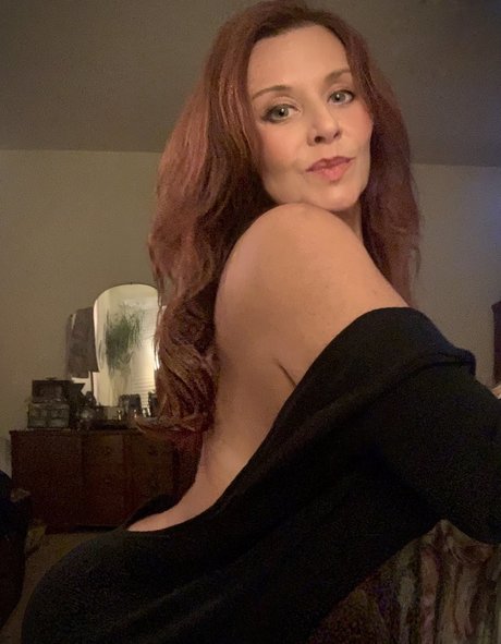 HoneyBeeZone erotic model image